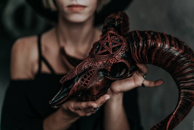 Carved Resin Ram Skull with Removable Horns, 20cm Wide