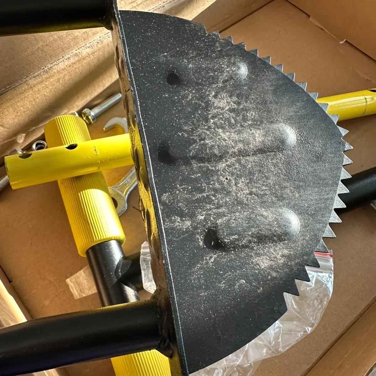 Manual Lawn Edger with Serrated Crescent Steel Blade and Footrest
