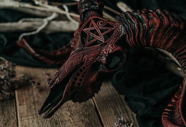 Carved Resin Ram Skull with Removable Horns, 20cm Wide