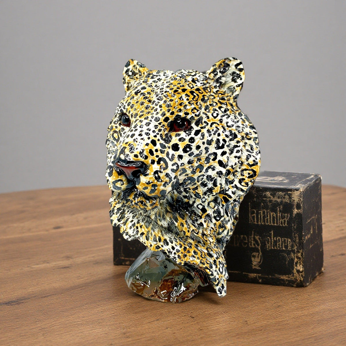 Decorative Figure White Brown | Thrascher