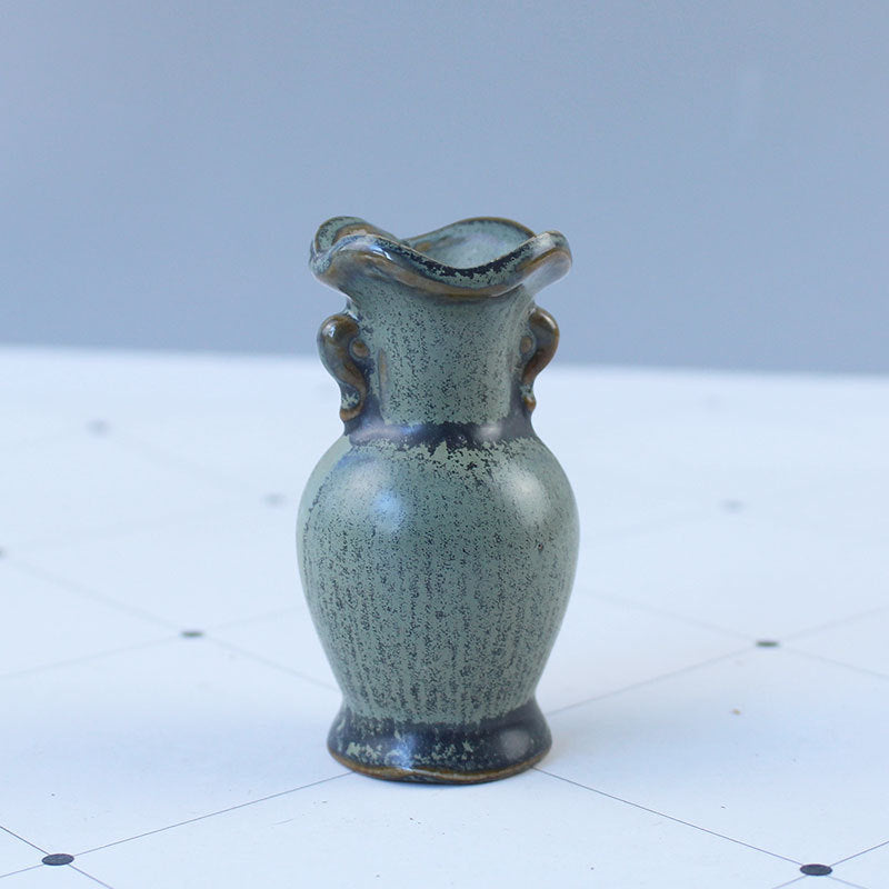 Elegant Ceramic Vase with Artistic Design | Thrascher