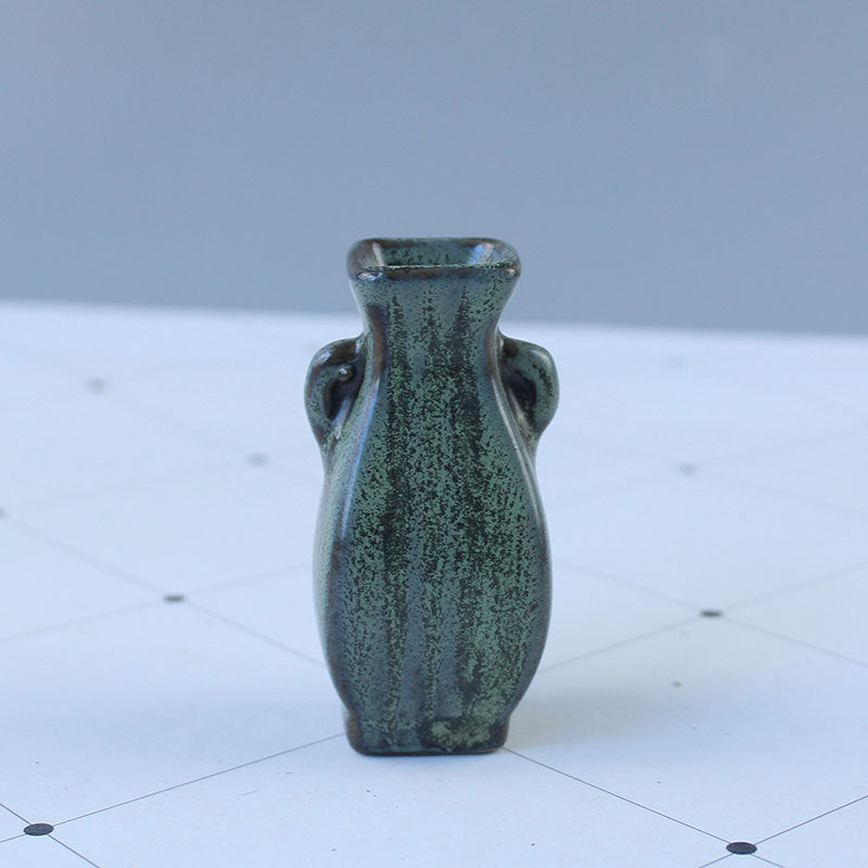 Elegant Ceramic Vase with Artistic Design | Thrascher