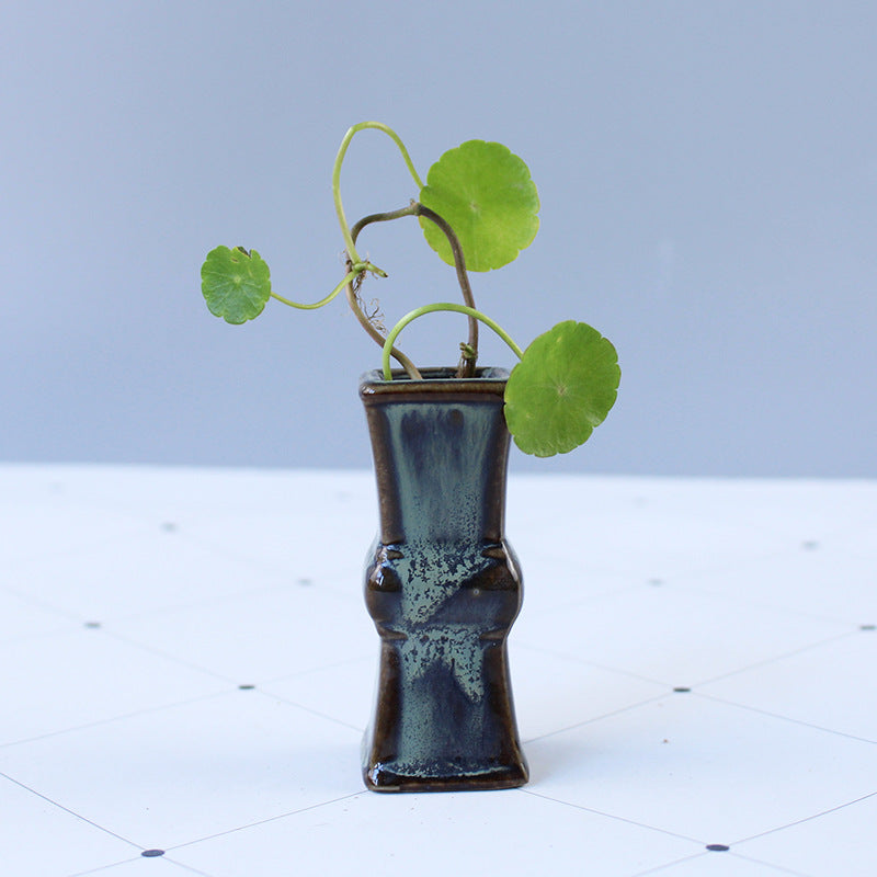 Elegant Ceramic Vase with Artistic Design | Thrascher