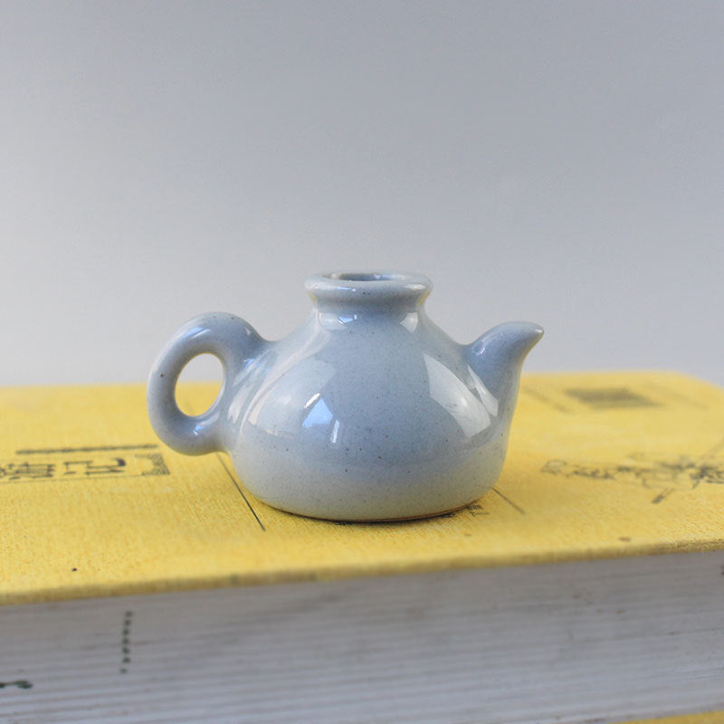 Elegant Ceramic Vase with Artistic Design | Thrascher