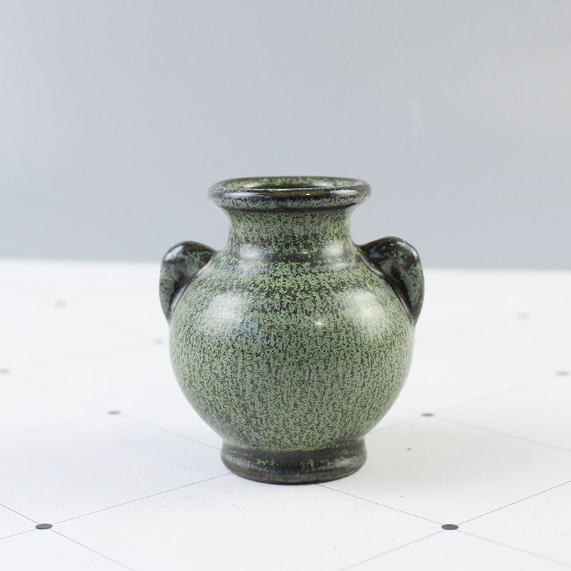 Elegant Ceramic Vase with Artistic Design | Thrascher