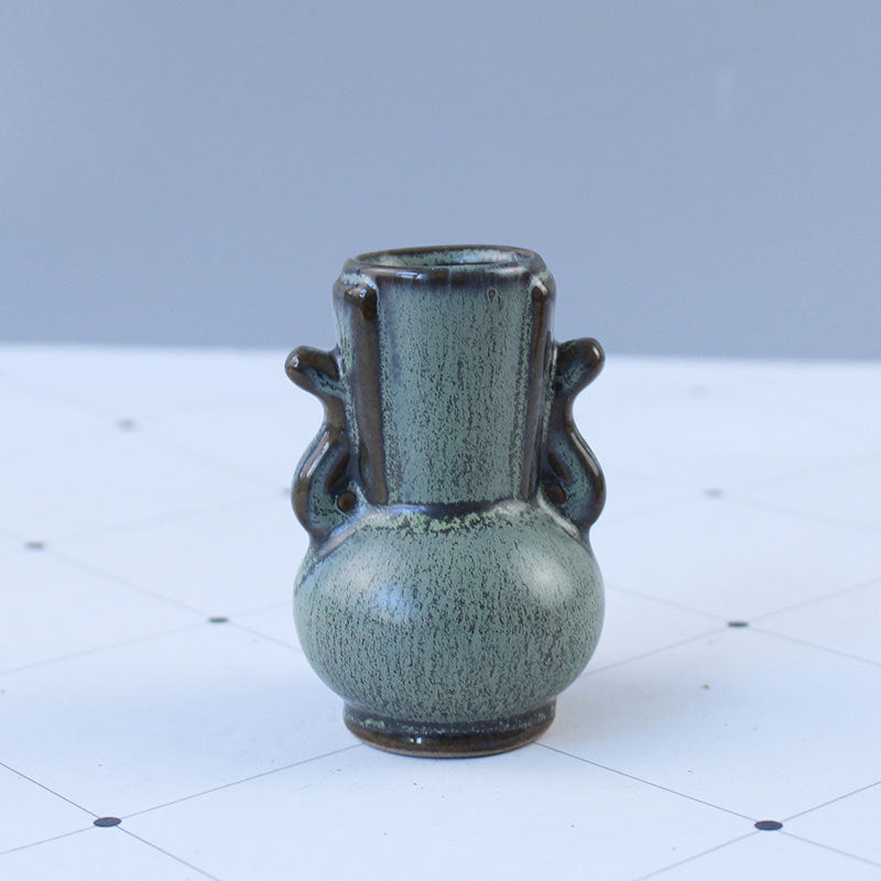 Elegant Ceramic Vase with Artistic Design | Thrascher