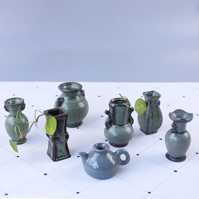 Elegant Ceramic Vase with Artistic Design | Thrascher