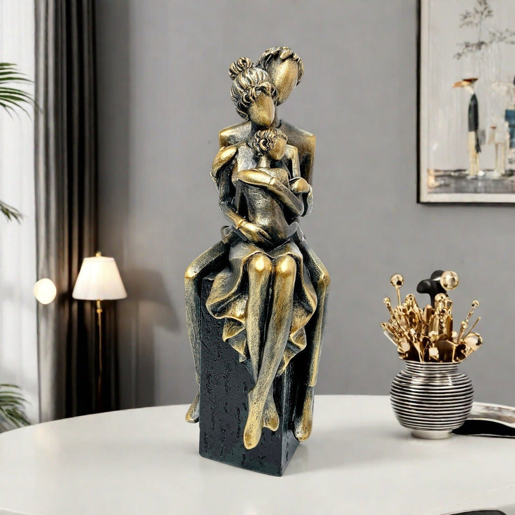 Elegant Sculpture of a Romantic Couple | Thrascher