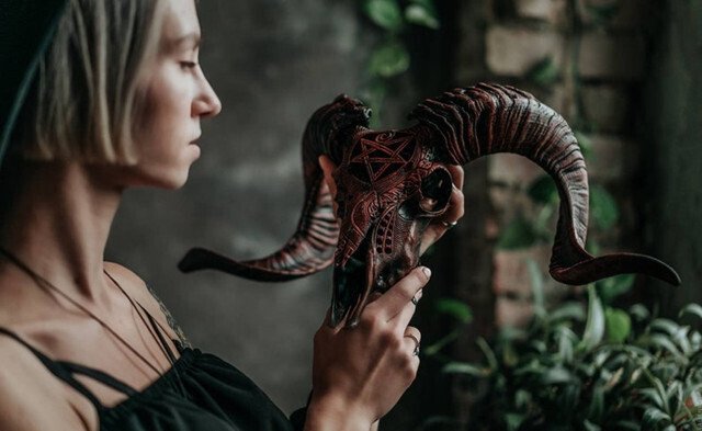 Carved Resin Ram Skull with Removable Horns, 20cm Wide