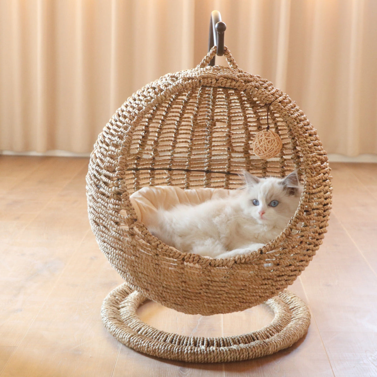 Hanging Chair made of Natural Material | Thrascher