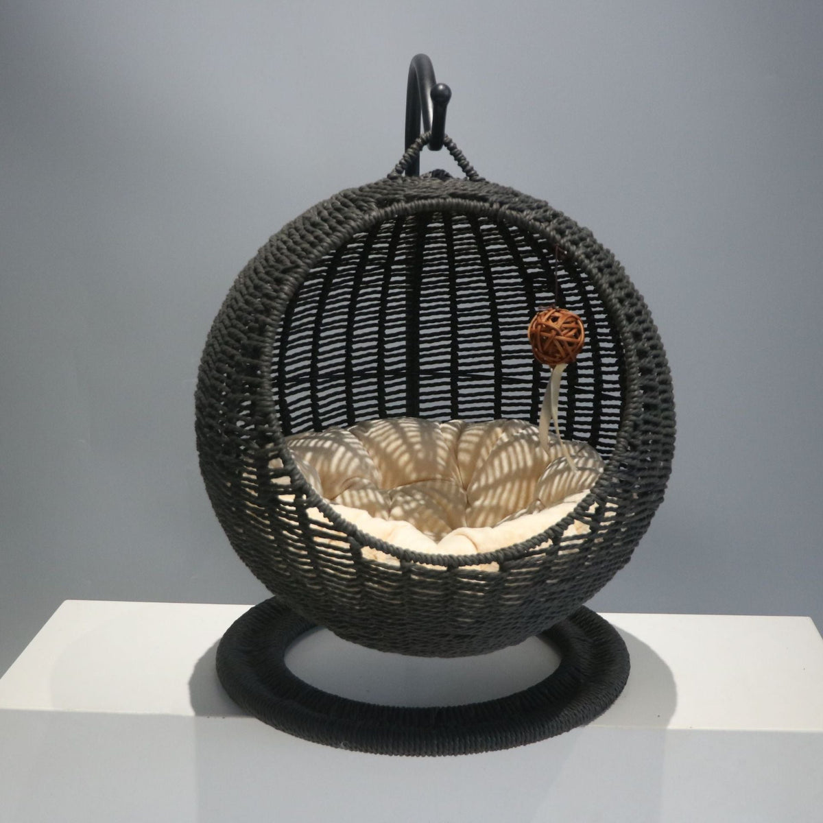 Hanging Chair made of Natural Material | Thrascher