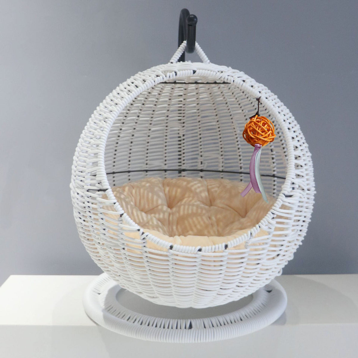 Hanging Chair made of Natural Material | Thrascher