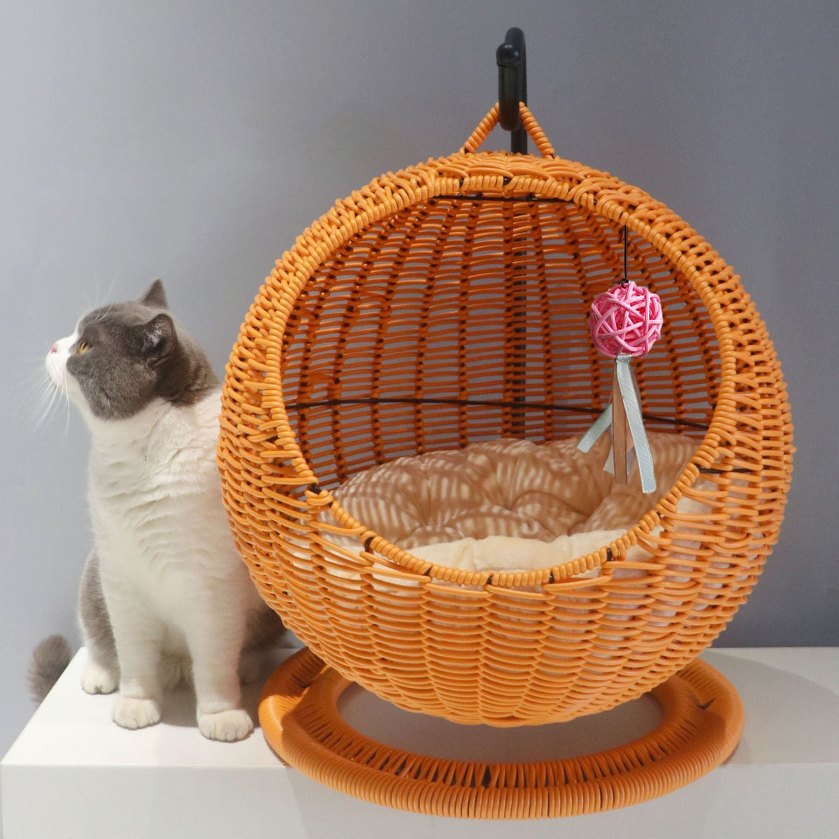 Hanging Chair made of Natural Material | Thrascher