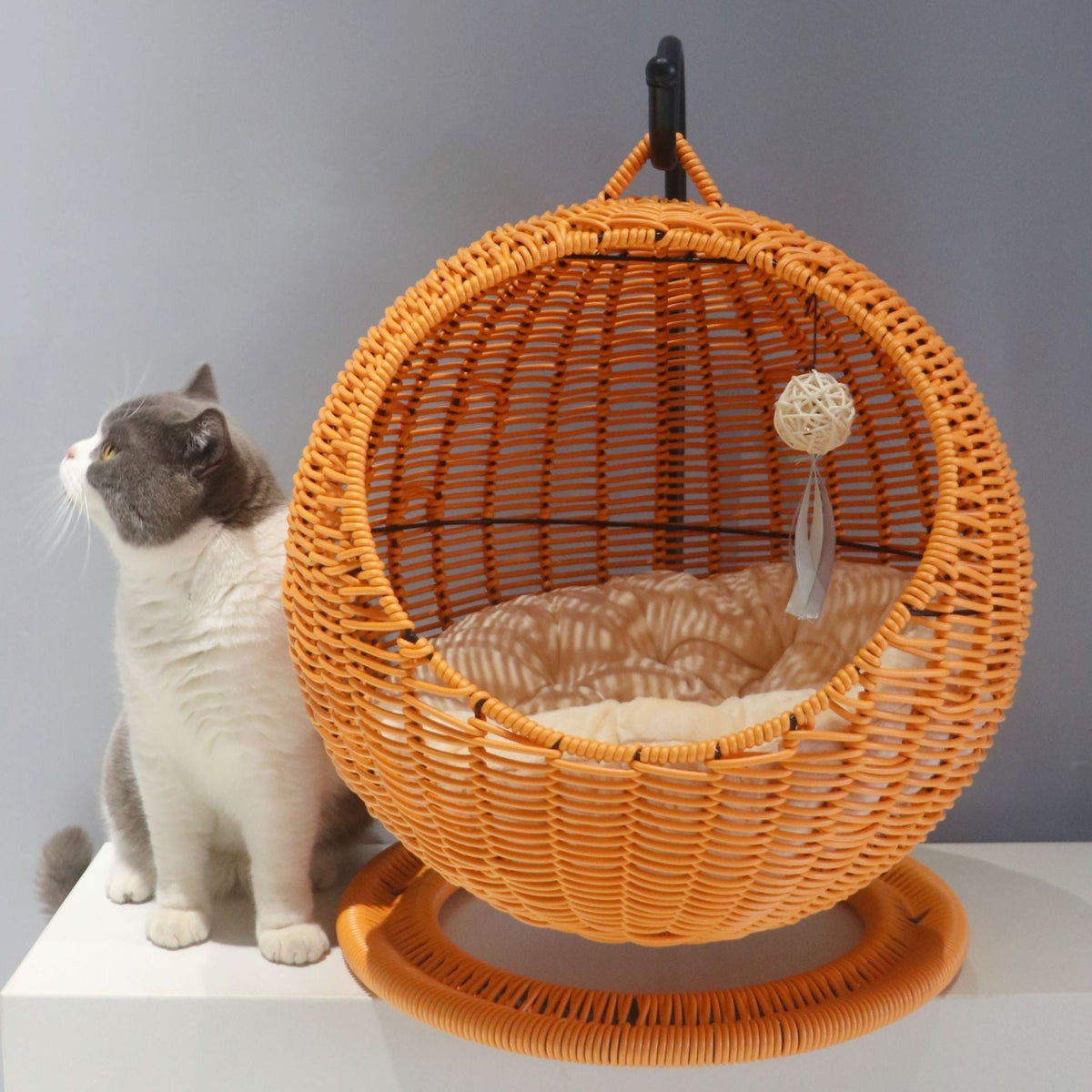 Hanging Chair made of Natural Material | Thrascher