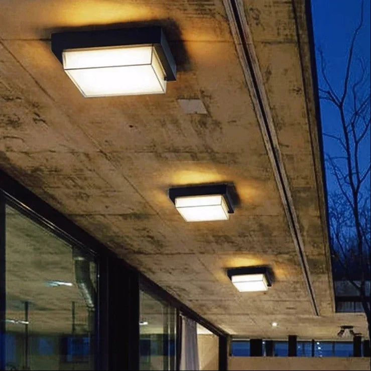 Pellora Outdoor Light