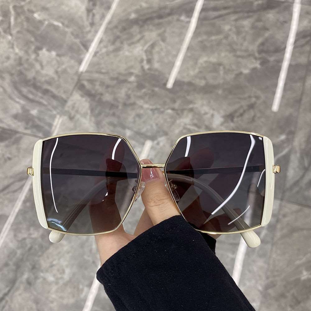 Women's Oversized Square-Lens Sunglasses with Glamorous Frame, view 3