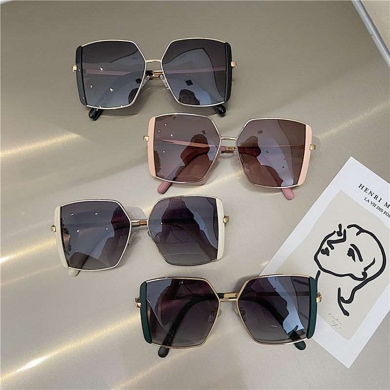Women's Oversized Square-Lens Sunglasses with Glamorous Frame